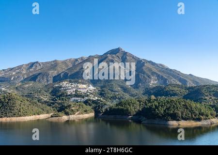 Blick auf einen der vielen Stauseen entlang der Costa Del Sol Stockfoto