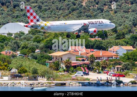 Volotea Airbus A320 Flugzeug Flughafen Skiathos in Griechenland Skiathos, Griechenland - 28. Juni 2023: Ein Airbus A320 Flugzeug der Volotea mit dem Kennzeichen EC-NUO auf dem Flughafen Skiathos JSI in Griechenland. *** Volotea Airbus A320 Flugzeug Skiathos Flughafen in Griechenland Skiathos, Griechenland 28. Juni 2023 Ein Volotea Airbus A320 Flugzeug mit der Registrierung EC NUO am Flughafen Skiathos JSI in Griechenland Credit: Imago/Alamy Live News Stockfoto