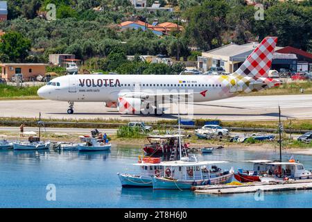 Volotea Airbus A320 Flugzeug Flughafen Skiathos in Griechenland Skiathos, Griechenland - 28. Juni 2023: Ein Airbus A320 Flugzeug der Volotea mit dem Kennzeichen EC-NUO auf dem Flughafen Skiathos JSI in Griechenland. *** Volotea Airbus A320 Flugzeug Skiathos Flughafen in Griechenland Skiathos, Griechenland 28. Juni 2023 Ein Volotea Airbus A320 Flugzeug mit der Registrierung EC NUO am Flughafen Skiathos JSI in Griechenland Credit: Imago/Alamy Live News Stockfoto