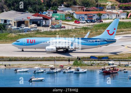 TUI Airways Boeing 737-800 Flugzeug Flughafen Skiathos in Griechenland Skiathos, Griechenland - 28. Juni 2023: Ein Boeing 737-800 Flugzeug der TUI Airways mit dem Kennzeichen G-FDZZ auf dem Flughafen Skiathos JSI in Griechenland. *** TUI Airways Boeing 737 800 Flugzeug Skiathos Flughafen in Griechenland Skiathos, Griechenland 28. Juni 2023 Ein TUI Airways Boeing 737 800 Flugzeug mit der Registrierung G FDZZ am Skiathos Airport JSI in Griechenland Credit: Imago/Alamy Live News Stockfoto