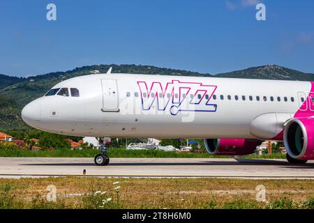 Wizzair Airbus A321neo Flugzeug Flughafen Skiathos in Griechenland Skiathos, Griechenland - 27. Juni 2023: Ein Airbus A321neo Flugzeug der Wizzair mit dem Kennzeichen HA-LZU auf dem Flughafen Skiathos JSI in Griechenland. *** Wizzair Airbus A321neo Flugzeug Skiathos Flughafen in Griechenland Skiathos, Griechenland 27. Juni 2023 Ein Wizzair Airbus A321neo Flugzeug mit der Registrierung HA LZU am Flughafen Skiathos JSI in Griechenland Credit: Imago/Alamy Live News Stockfoto