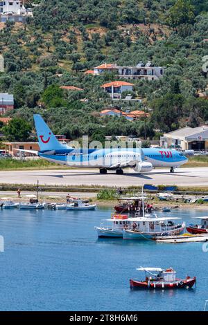 TUI Airways Boeing 737-800 Flugzeug Flughafen Skiathos in Griechenland Skiathos, Griechenland - 28. Juni 2023: Ein Boeing 737-800 Flugzeug der TUI Airways mit dem Kennzeichen G-TAWD auf dem Flughafen Skiathos JSI in Griechenland. *** TUI Airways Boeing 737 800 Flugzeug Skiathos Flughafen in Griechenland Skiathos, Griechenland 28. Juni 2023 Ein TUI Airways Boeing 737 800 Flugzeug mit der Registrierung G TAWD am Skiathos Airport JSI in Griechenland Credit: Imago/Alamy Live News Stockfoto