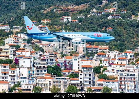 TUI Airways Boeing 737-800 Flugzeug Flughafen Skiathos in Griechenland Skiathos, Griechenland - 28. Juni 2023: Ein Boeing 737-800 Flugzeug der TUI Airways mit dem Kennzeichen G-TAWO auf dem Flughafen Skiathos JSI in Griechenland. *** TUI Airways Boeing 737 800 Flugzeug Skiathos Flughafen in Griechenland Skiathos, Griechenland 28. Juni 2023 Ein TUI Airways Boeing 737 800 Flugzeug mit der Registrierung G TAWO am Skiathos Airport JSI in Griechenland Credit: Imago/Alamy Live News Stockfoto