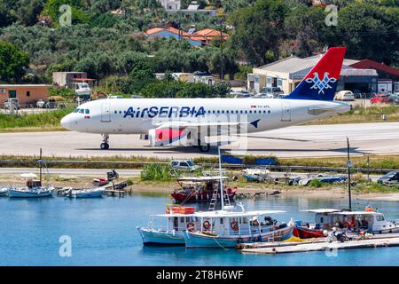 Air Serbia Airbus A319 Flugzeug Flughafen Skiathos in Griechenland Skiathos, Griechenland - 28. Juni 2023: Ein Airbus A319 Flugzeug der Air Serbia mit dem Kennzeichen YU-APL auf dem Flughafen Skiathos JSI in Griechenland. *** Air Serbia Airbus A319 Flugzeug Skiathos Flughafen in Griechenland Skiathos, Griechenland 28. Juni 2023 ein Air Serbia Airbus A319 Flugzeug mit der Registrierung YU APL am Flughafen Skiathos JSI in Griechenland Credit: Imago/Alamy Live News Stockfoto