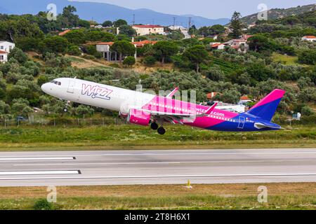 Wizzair Malta Airbus A321neo Flugzeug Flughafen Skiathos in Griechenland Skiathos, Griechenland - 29. Juni 2023: Ein Airbus A321neo Flugzeug der Wizzair Malta mit dem Kennzeichen 9H-WAA auf dem Flughafen Skiathos JSI in Griechenland. *** Wizzair Malta Airbus A321neo Flugzeug Skiathos Flughafen in Griechenland Skiathos, Griechenland 29. Juni 2023 Ein Wizzair Malta Airbus A321neo Flugzeug mit der Registrierung 9H WAA am Flughafen Skiathos JSI in Griechenland Credit: Imago/Alamy Live News Stockfoto