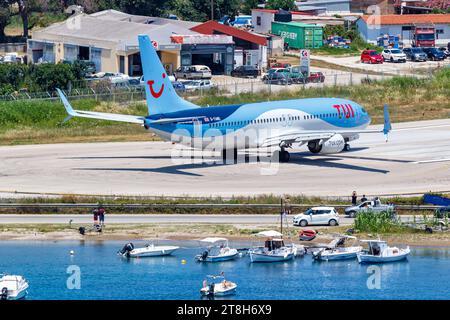 TUI Airways Boeing 737-800 Flugzeug Flughafen Skiathos in Griechenland Skiathos, Griechenland - 28. Juni 2023: Ein Boeing 737-800 Flugzeug der TUI Airways mit dem Kennzeichen G-TAWO auf dem Flughafen Skiathos JSI in Griechenland. *** TUI Airways Boeing 737 800 Flugzeug Skiathos Flughafen in Griechenland Skiathos, Griechenland 28. Juni 2023 Ein TUI Airways Boeing 737 800 Flugzeug mit der Registrierung G TAWO am Skiathos Airport JSI in Griechenland Credit: Imago/Alamy Live News Stockfoto