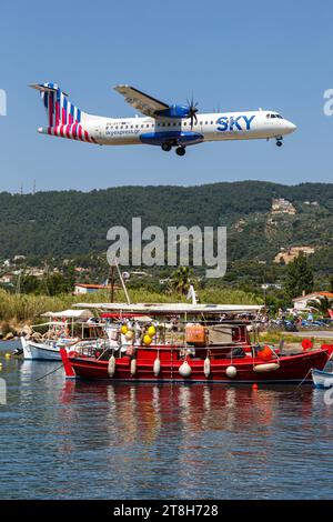 Sky Express ATR 72-600 Flugzeug Flughafen Skiathos in Griechenland Skiathos, Griechenland - 28. Juni 2023: Ein ATR 72-600 Flugzeug der Sky Express mit dem Kennzeichen SX-SVT auf dem Flughafen Skiathos JSI in Griechenland. *** Sky Express ATR 72 600 Flugzeuge Skiathos Airport in Griechenland Skiathos, Griechenland 28. Juni 2023 ein ATR 72 600 Flugzeug von Sky Express mit der Registrierung SX SVT am Skiathos Airport JSI in Griechenland Credit: Imago/Alamy Live News Stockfoto