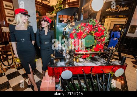 London, Großbritannien. November 2023. Francis Bourgeois (britischer Trainer, Social-Media-Persönlichkeit, Model und Autor) stellt zusammen mit Laurent-Perrier im Savoy Hotel in London die Installation „Coming Home for Christmas“ vor. Guy Bell/Alamy Live News Stockfoto