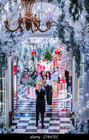London, Großbritannien. November 2023. Francis Bourgeois (britischer Trainer, Social-Media-Persönlichkeit, Model und Autor) stellt zusammen mit Laurent-Perrier im Savoy Hotel in London die Installation „Coming Home for Christmas“ vor. Guy Bell/Alamy Live News Stockfoto