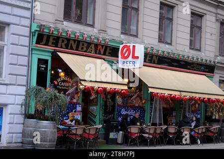 Kopenhagen, Dänemark /20. November 2023/Jernbane Café in der Nähe der Hauptstraffstation in der Hauptstadt. (Photo.Francis Joseph Dean/Dean Pictures) Stockfoto