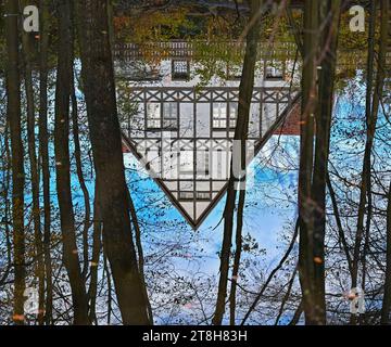 Siehdichum, Deutschland. November 2023. Ein Hausgiebel der Siehdichum-Forstwirtschaft spiegelt sich in der Schlaube im Naturpark Schlaubetal wider. Der Ende 1995 gegründete Naturpark Schlaubetal im Ostbrandenburgischen Heide- und Seenland umfasst eine Fläche von 227 Quadratkilometern. Das Gebiet wurde weitgehend von der letzten Eiszeit geprägt. Mehr als zwei Drittel des Naturparks sind mit Wäldern bedeckt. Das Schlaubetal zeichnet sich durch die Fülle von eiszeitlichen Seen und Seeketten aus. Quelle: Patrick Pleul/dpa/Alamy Live News Stockfoto