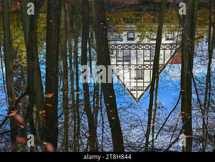 Siehdichum, Deutschland. November 2023. Ein Hausgiebel der Siehdichum-Forstwirtschaft spiegelt sich in der Schlaube im Naturpark Schlaubetal wider. Der Ende 1995 gegründete Naturpark Schlaubetal im Ostbrandenburgischen Heide- und Seenland umfasst eine Fläche von 227 Quadratkilometern. Das Gebiet wurde weitgehend von der letzten Eiszeit geprägt. Mehr als zwei Drittel des Naturparks sind mit Wäldern bedeckt. Das Schlaubetal zeichnet sich durch die Fülle von eiszeitlichen Seen und Seeketten aus. Quelle: Patrick Pleul/dpa/Alamy Live News Stockfoto