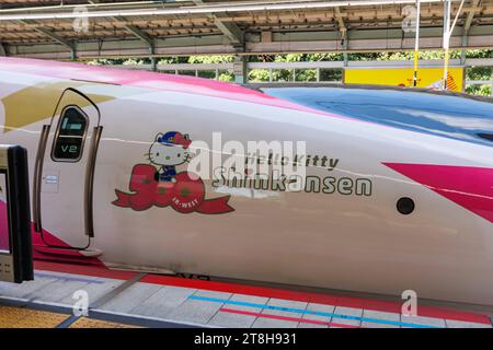 Shinkansen Hello Kitty Zug Typ 500 Hochgeschwindigkeitszug der Japan Rail JR West im Bahnhof Shin-Kobe, Japan Kobe, Japan. , . Shinkansen Hello Kitty Zug Typ 500 Hochgeschwindigkeitszug der Japan Rail JR West im Bahnhof Shin-Kobe in Kobe, Japan. *** Shinkansen Hello Kitty Zug Typ 500 Hochgeschwindigkeitszug der Japan Rail JR West am Bahnhof Shin Kobe, Japan Kobe, Japan September 30, 2023 Shinkansen Hello Kitty Zug Typ 500 Hochgeschwindigkeitszug der Japan Rail JR West am Bahnhof Shin Kobe, Japan Credit: Imago/Alamy Live News Stockfoto