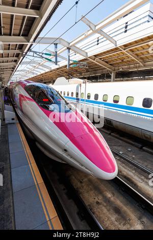 Shinkansen Hello Kitty Zug Typ 500 Hochgeschwindigkeitszug der Japan Rail JR West im Bahnhof Shin-Kobe, Japan Kobe, Japan. , . Shinkansen Hello Kitty Zug Typ 500 Hochgeschwindigkeitszug der Japan Rail JR West im Bahnhof Shin-Kobe in Kobe, Japan. *** Shinkansen Hello Kitty Zug Typ 500 Hochgeschwindigkeitszug der Japan Rail JR West am Bahnhof Shin Kobe, Japan Kobe, Japan September 30, 2023 Shinkansen Hello Kitty Zug Typ 500 Hochgeschwindigkeitszug der Japan Rail JR West am Bahnhof Shin Kobe, Japan Credit: Imago/Alamy Live News Stockfoto
