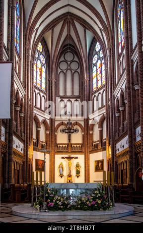 Warschau, Polen - 6. Juni 2021: Hauptschiff und Presbyterium des Heiligen Florian Martyr und Michaelskirche in der Florianska Straße in Praga Stockfoto