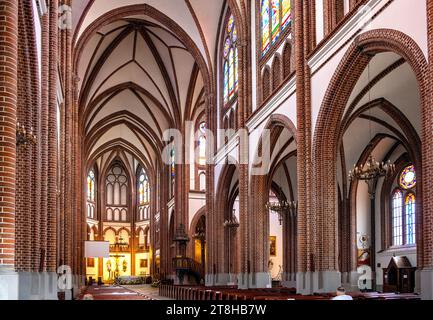 Warschau, Polen - 6. Juni 2021: Hauptschiff und Presbyterium des Heiligen Florian Martyr und Michaelskirche in der Florianska Straße in Praga Stockfoto