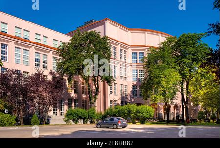 Warschau, Polen - 22. Juni 2021: Warschauer Wirtschaftsschule SGH Wirtschaftsschule Hauptgebäude in der Aleja Niepodleglosci Straße in Mokotow Stockfoto