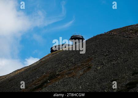 Karpacz, Sniezka, Polen 23. September 2022: Bau des Meteorologischen Observatoriums am Gipfel des Snezka-Berges. Polen Stockfoto