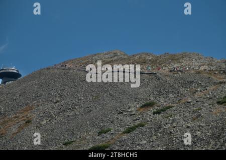 Karpacz, Sniezka, Polen 23. September 2022: Bau des Meteorologischen Observatoriums am Gipfel des Snezka-Berges. Polen Stockfoto