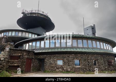 Karpacz, Sniezka, Polen 23. September 2022: Bau des Meteorologischen Observatoriums am Gipfel des Snezka-Berges. Polen Stockfoto