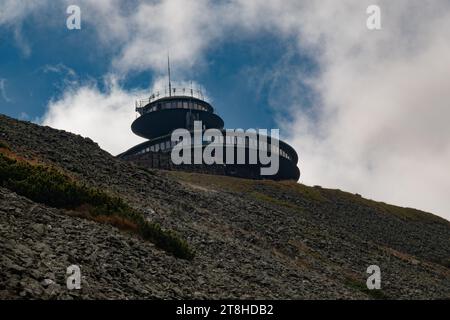 Karpacz, Sniezka, Polen 23. September 2022: Bau des Meteorologischen Observatoriums am Gipfel des Snezka-Berges. Polen Stockfoto