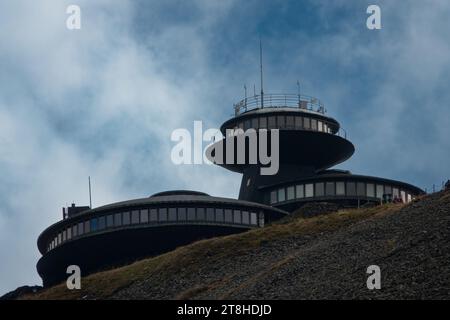 Karpacz, Sniezka, Polen 23. September 2022: Bau des Meteorologischen Observatoriums am Gipfel des Snezka-Berges. Polen Stockfoto