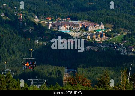 Blick vom Berg Snezhka nach Karpacz. Nationalpark Karkonosze, Polen Stockfoto