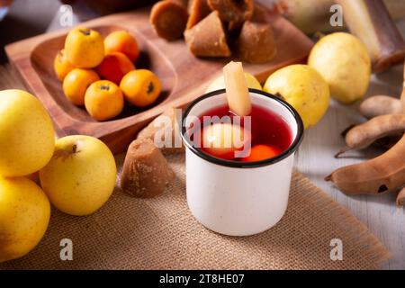 Mexikanischer Ponche. Christmas Fruit Punsch ist ein heißes Getränk, das traditionell in der Wintersaison während der posadas und Heiligabend konsumiert wird. Hergestellt Stockfoto