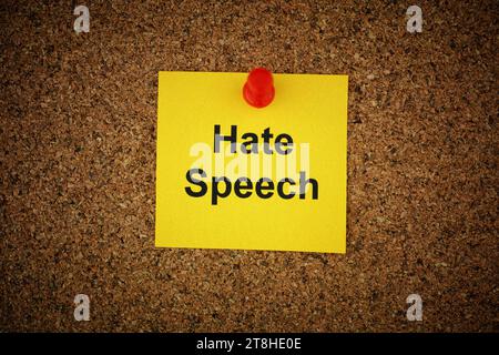 Ein gelber Zettel mit den Worten Hate Speech drauf, an ein Korkbrett geheftet. Nahaufnahme. Stockfoto