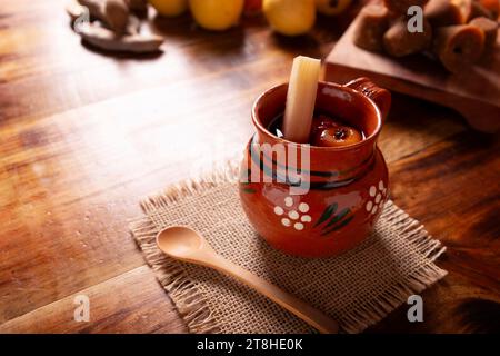 Mexikanischer Ponche. Christmas Fruit Punsch ist ein heißes Getränk, das traditionell in der Wintersaison während der posadas und Heiligabend konsumiert wird. Hergestellt Stockfoto