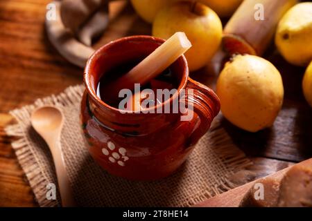 Mexikanischer Ponche. Christmas Fruit Punsch ist ein heißes Getränk, das traditionell in der Wintersaison während der posadas und Heiligabend konsumiert wird. Hergestellt Stockfoto