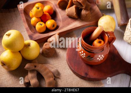 Mexikanischer Ponche. Christmas Fruit Punsch ist ein heißes Getränk, das traditionell in der Wintersaison während der posadas und Heiligabend konsumiert wird. Hergestellt Stockfoto