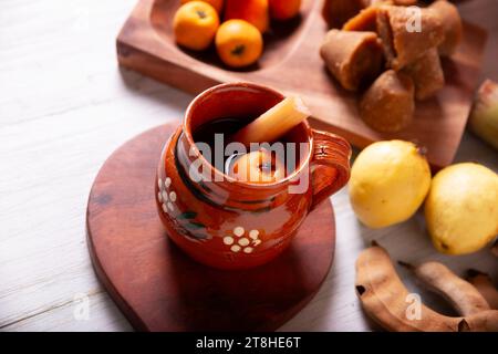 Mexikanischer Ponche. Christmas Fruit Punsch ist ein heißes Getränk, das traditionell in der Wintersaison während der posadas und Heiligabend konsumiert wird. Hergestellt Stockfoto