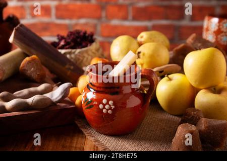 Mexikanischer Ponche. Christmas Fruit Punsch ist ein heißes Getränk, das traditionell in der Wintersaison während der posadas und Heiligabend konsumiert wird. Hergestellt Stockfoto