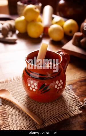 Mexikanischer Ponche. Christmas Fruit Punsch ist ein heißes Getränk, das traditionell in der Wintersaison während der posadas und Heiligabend konsumiert wird. Hergestellt Stockfoto