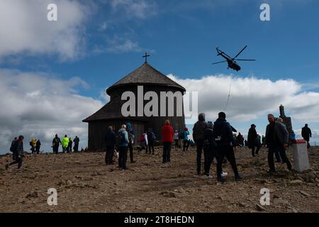 Karpacz, Berg Sniezka, Polen 23. September 2022: Hochgebirgsmeteorologisches Observatorium. Touristen auf dem Berg Snezhka. Polen Stockfoto