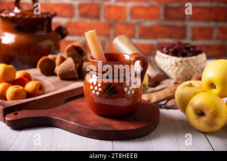 Mexikanischer Ponche. Christmas Fruit Punsch ist ein heißes Getränk, das traditionell in der Wintersaison während der posadas und Heiligabend konsumiert wird. Hergestellt Stockfoto