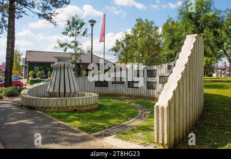 Prnjavor, Bosnien - 4. September 2023. Ein Partisanendenkmal aus jugoslawischer Zeit in Prnjavor in der Region Banja Luka, Republika Srpska, Bosnien und Herzegowina Stockfoto