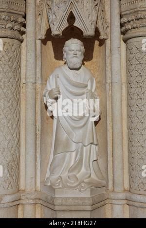 Nahaufnahme einer Petersstatue vor dem Haupteingang der Jakobsdom (1431-1535) in Sibenik, Kroatien Stockfoto