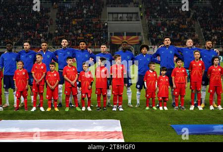 Von links nach rechts, Englands Bukayo Saka, Jack Grealish, Trent Alexander-Arnold, Declan Rice, Ollie Watkins, Phil Foden, Marc Guehi, Rico Lewis, Harry Maguire, Jordan Pickford und Kyle Walker stehen vor dem Qualifikationsspiel der Gruppe C zur UEFA Euro 2024 in der Todor Proeski National Arena in Skopje, Nordmazedonien. Bilddatum: Montag, 20. November 2023. Stockfoto