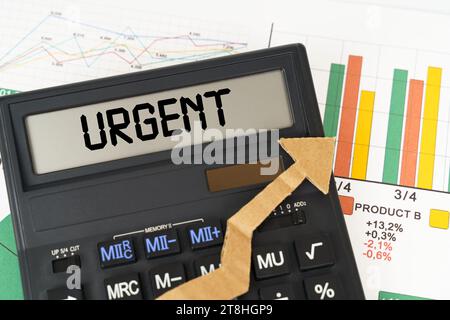 Geschäftskonzept. Auf den Unternehmenskarten befindet sich ein Taschenrechner auf dem Bildschirm mit der Aufschrift - dringend Stockfoto