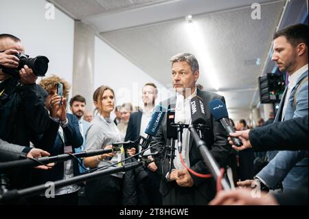 Digital Gipfel des Bundes 2023 in Jena am 20.11.2023 Ausstellung im Foyer der Friedrich Schiller Universität Jena Vizekanzler Robert Habeck die Grünen, Bundesminister für Wirtschaft und Klimaschutz umringt von Journalisten und Presse Mikrofonen Campus FSU *** digitaler Bundesgipfel 2023 in Jena am 20 11 2023 Ausstellung im Foyer der Friedrich-Schiller-Universität Jena Vizekanzler Robert Habeck die Grünen, Bundesminister für Wirtschaft und Klimaschutz umgeben von Journalisten und Pressemikrofonen Campus FSU Credit: Imago/Alamy Live News Stockfoto