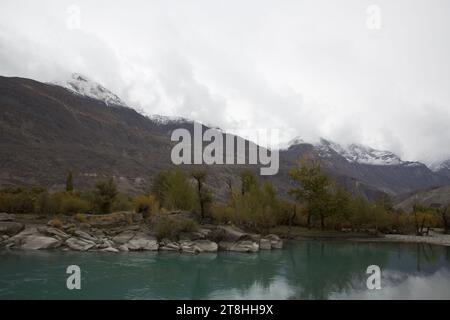 Herrliche Sicht auf See von Bergen gegen Himmel Stockfoto