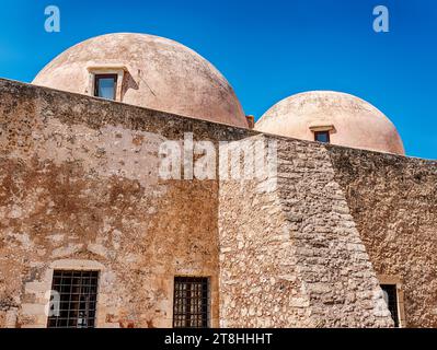 Zwei Kuppeln auf der Spitze der Neratze-Moschee in Rethymno, Kreta, fangen das Sonnenlicht an einem sonnigen Tag ein. Stockfoto