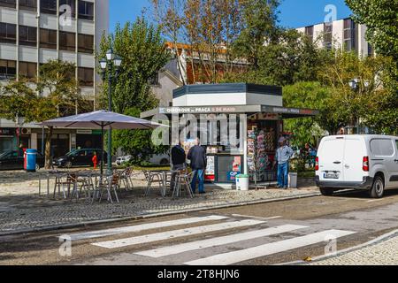 Figueira da Foz, Portugal - 26. Oktober 2020: Menschen vor einem Zeitungskiosk im historischen Stadtzentrum an einem Herbsttag Stockfoto