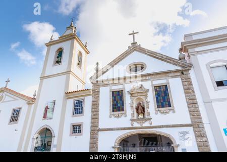 Figueira da Foz, Portugal - 26. Oktober 2020: Architekturdetail der Kirche des Heiligen Antonius (igreja de santo antonio) im Stadtzentrum auf einer Au Stockfoto