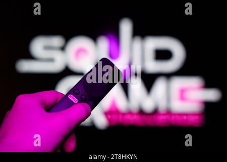 Die neue Netflix TV Reality Show Squid Game: The Challenge auf dem Fernsehbildschirm Stockfoto