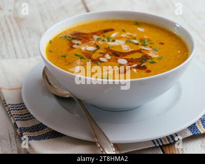 Schüssel mit hausgemachten Mandeln, Winter Squash Bisque. Stockfoto