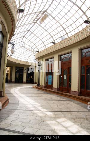 Die verglaste Einkaufspassage des Schwarzen Adlers im Palast des Schwarzen Adlers in Oradea, Rumänien Stockfoto
