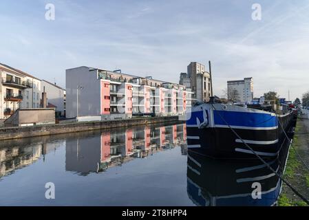 Nancy, Frankreich - das Hotel liegt in einem rosafarbenen, modernen Wohngebäude, das 2005 vor dem Wasserweg und seinen Lastkähnen erbaut wurde. Stockfoto